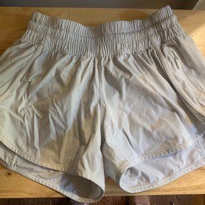 lululemon Tracker Low-Rise Lined Short 4" - White - Size 6
